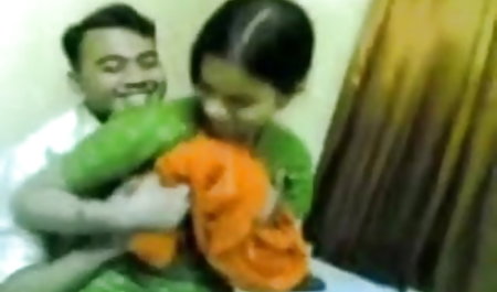 उसके हाथ में एक कोड़ा के साथ लेटेक्स सेक्सी सेक्सी हिंदी में फिल्म में लाल ।