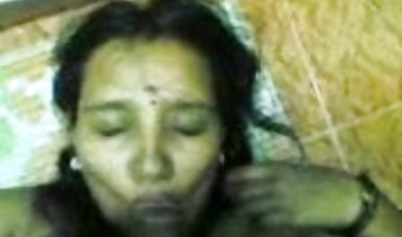 उसकी बेटी उसके पिता बहकाया और उसे सेक्सी मूवी दिखाइए हिंदी में