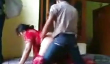 चमड़ा सोफे पर, उसकी कुतिया उसके सारे छेद सेक्स फिल्म मूवी में बकवास है