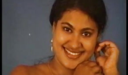 गुदा हस्तमैथुन में हिंदी सेक्सी वीडियो मूवी लड़की कैमरे के साथ काम करता है