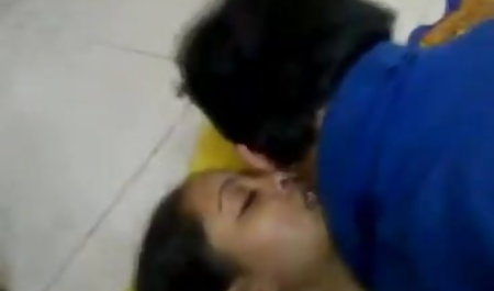 लाल निपल्स सेक्सी फिल्म वीडियो हिंदी में सेक्सी फिल्म एक नरम कालीन पर छेद हस्तमैथुन