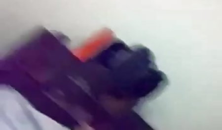 एक सुंदर लड़की के सेक्सी फिल्म देखने में साथ एक गुजर परिचित एक वेश्या बन गया
