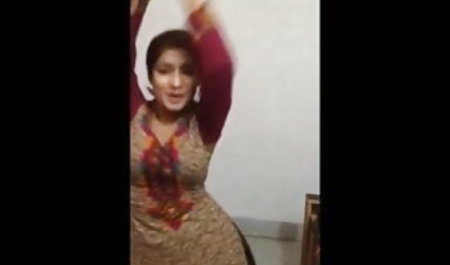 पिता अपनी बेटी को दृढ़ता से जलता है और सज़ा सेक्सी फिल्म मद्रासी उसे