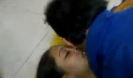 एक कार से बाहर हो रही बिना एक श्यामला एक आदमी के लिए एक आदमी देता है सेक्सी फिल्म हिंदी में वीडियो में